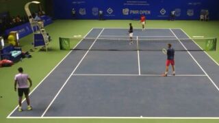 Тенисист уби прилеп (ВИДЕО)