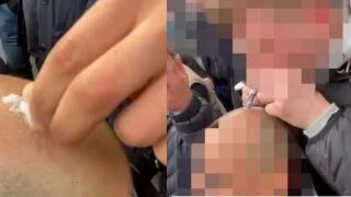 Фен смърка кокаин от темето на друг по време на мач (ВИДЕО)