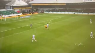 Грешната линия: Вратар се обърка заради очертания за ръгби (ВИДЕО)