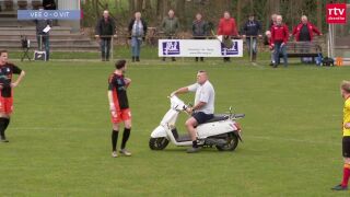 Бесен фермер нахлу на терена с мотопед, уплашили му коня (ВИДЕО)