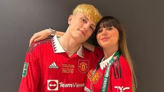 Талант на Юнайтед сгафи със забранена цигара