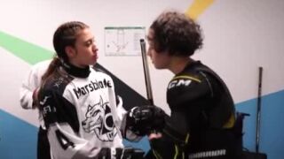 Има ли фенове на хокея? Вижте как разбива женският ни отбор (ВИДЕО)