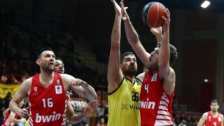 Рецитал на Везенков вдъхнови Олимпиакос за победа №19 в Гърция 