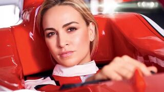 Секси пилот прегази два пъти козметичката си и избяга