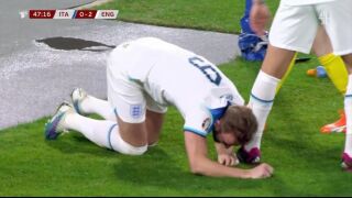 Рекордьорът Кейн пълзи по терена срещу Италия (ВИДЕО) 