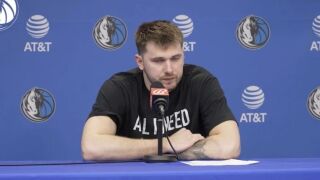 Звезда в НБА с уникална тениска: Трябват ми само месо и ракия