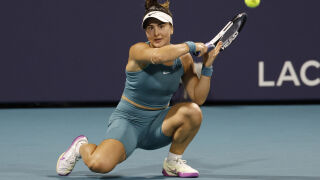 Тенисистка колабира, изнесоха я на количка (ВИДЕО)