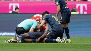 В мач на Байерн: Съдия спаси живота на футболист (ВИДЕО)