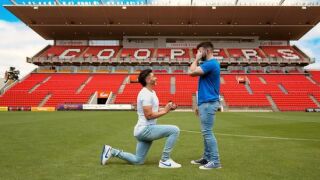 Първият гей във футбола се сгоди