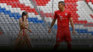 Печели по 19 млн. евро на година, а децата му нямат ток