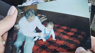 13 години тренировки, лицеви опори на килима и скокове от място в хола (ВИДЕО)