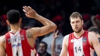 Везенков блести, Олимпиакос удари шампиона