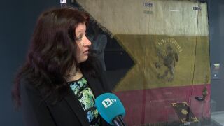 Снимка: 14-годишно момиче шие тайно в продължение на 6 месеца първото българско знаме 