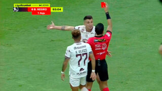 Ужасяваща контузия в Еквадор шокира феновете (ВИДЕО)