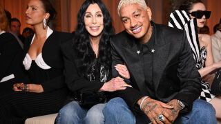 Шер засенчи сватбата на сина си с гигантски пръстен - тайно ли се е омъжила? (СНИМКИ)