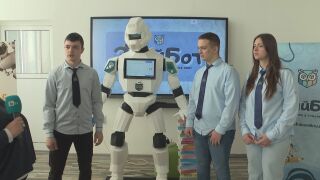 Снимка: Ученици от Добрич създадоха "Знайбот" - отговаря на въпроси, помага в ученето, търси изгубени вещи