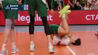 Мони Николов се контузи при блокада (ВИДЕО)