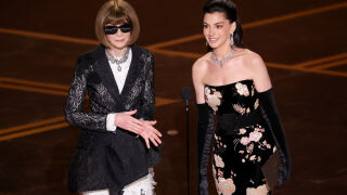 Ан Хатауей заблестя с емблематична флорална рокля на Оскарите 2026 (СНИМКИ+ВИДЕО)