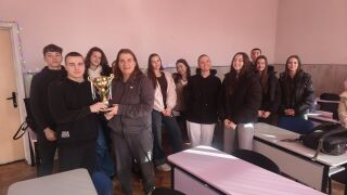 Ученици опънаха червен килим за наша шампионка! Тя нямаше как да им откаже! (ВИДЕО)