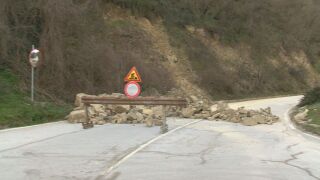 Снимка: Път под обсада: Свлачище от Трапезица спря движението на основен път във Велико Търново