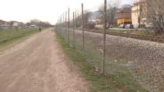 Снимка: Опасна железопътна артерия във Враца: Системно разрушават ограда, която пази пешеходците от ЖП линиите 