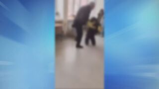 Снимка: Шокиращ случай на агресия в училище: Охранител удря седмокласник (ВИДЕО)