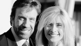 Приживе Чък Норис спа до болната си съпруга 5 месеца и я върна към живот. Но той си отиде!