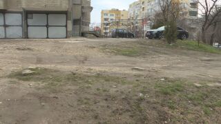 Снимка: 40 г. живущи чакат асфалт около блока си: "Газим през калта и само ядем едни сладки десерти"