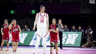 Никой не може да я спре: Тя е само на 18, висока е 220 см и Китай разчита на нея! (ВИДЕО)