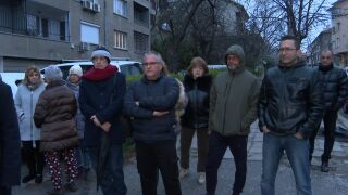 Снимка: "Включвам фурната, за да се стопли стаята": Как столичани се справят в студа без топло повече от месец?