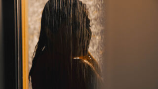 Нов хит срещу безсъние: Къпането на тъмно елиминира проблемите със съня (ВИДЕО)