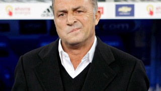 Фатих Терим размаха телефон под носа на съдията (ВИДЕО)