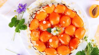 Шоколадово-плодов сладкиш с кайсии