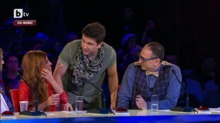 Какво забавлява журито между изпълненията на участниците?