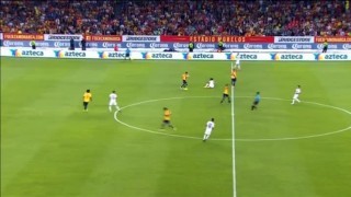 Роналдиньо даде заявка за най-нагла симулация (ВИДЕО)