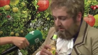 Лорд Somersby свири 'O Sole Mio... на бутилка