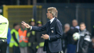 Треньор дава указания на футболистите си като във втори клас (ВИДЕО)