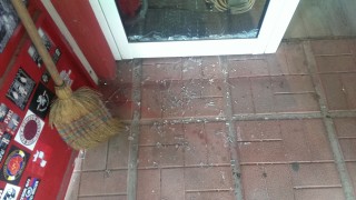 Хулигани атакуваха фен магазина на ЦСКА (ВИДЕО И СНИМКИ)