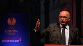 Ван Прааг оттегли кандидатурата си за президент на ФИФА