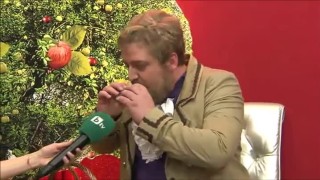 Лорд Somersby свири на окарина