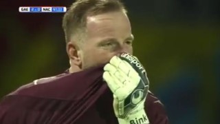 Фенове почетоха противников вратар в труден момент (ВИДЕО)