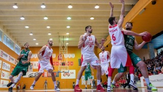 Лукойл е на победа от титлата в баскетболния шампионат