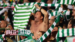 Това вече е ултрас: мъж разпъна детето си като шал (ВИДЕО)