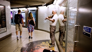 Експеримент: Колко пари може да събере световноизвестен музикант, ако проси в метрото?