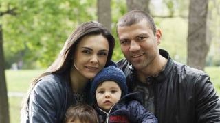 Тервел Пулев гледа бебе в подкрепа на националния волейболен отбор (ВИДЕО)