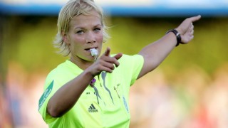 Гаджето на Хауърд Уеб ще ръководи мачове от Бундеслигата (ВИДЕО)