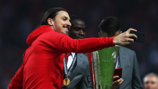 Златан си тръгна от Стокхолм с купа и... жената на привърженик (ВИДЕО)