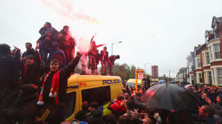 Блокират феновете на 