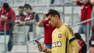 Вратарят, който не може без смартфона си дори на мач (ВИДЕО)