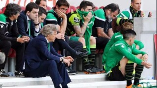 Бесни ултраси нападнаха футболистите на 